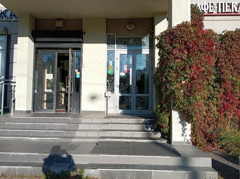Вход в кафе